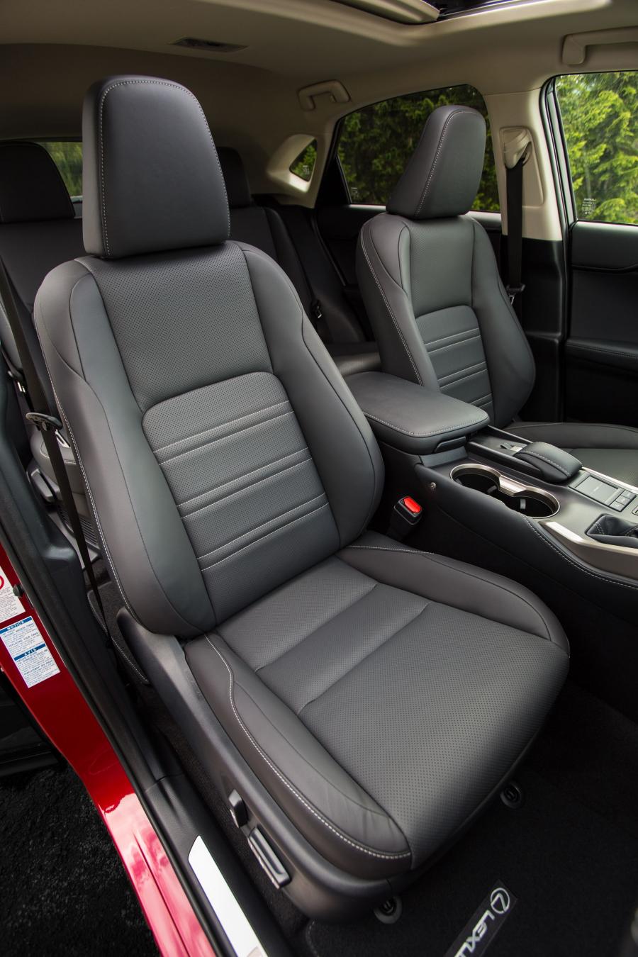 Интерьер Lexus NX300h 2015 года  (NL) (фото 24 из 33)